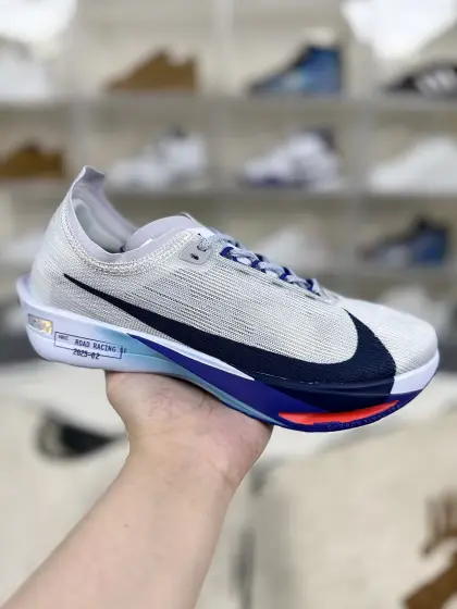 价格调整本地120 ▪️Y2版本 Nike Streakfly 2 柔软舒适耐磨 低帮 休闲短跑竞速跑步鞋 男女款 灰蓝 ▪️ (36 36.5 37.5 38 38.5 39 40 40.5 41 42 42.5 43 44 44.5 45) ▪️货号:HF6416-001 ▪️Nike Streakfly 2是一款专为短距离竞速设计的高性能跑鞋.单只42码仅重126克,比前代减轻40克,接近田径钉鞋的轻盈感,适合追求速度的跑者.搭载全掌Flyplate碳纤维板,提供强劲推进力,配合ZoomX泡棉中底,能量回馈出色,滚动感顺滑.外底采用轻薄橡胶材质,抓地力出色,湿滑路面也能稳定发挥.工程精制网眼鞋面,透气性极佳,贴合脚部轮廓,减少闷热感.ZoomX泡棉中底兼顾缓震与回弹,适合短距离快速奔跑.Nike Streakfly 2是为追求速度的精英跑者或短距离竞速爱好者设计的高性能跑鞋,其轻盈、响应迅速的特点使其成为短距离比赛和训练的理想选择,但需根据自身脚型和跑步习惯合理选择.